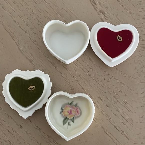 Lot of 2 Heritage House Heart-Shaped Music Trinket Boxes Porcelain Floral Design - Picture 8 of 8